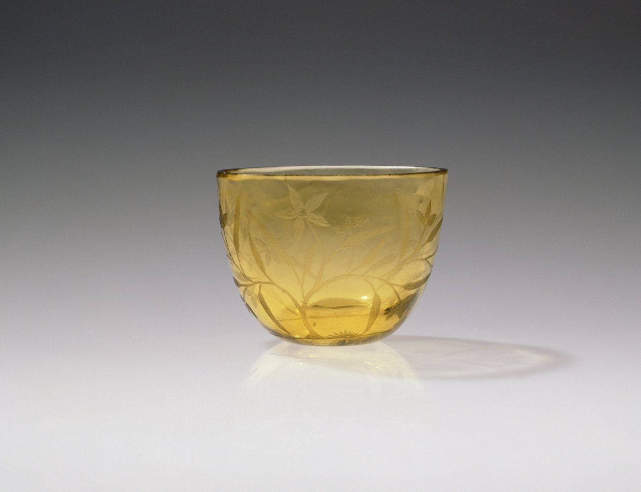Taça de vinho, período Yongzheng, 1723-35 (vidro amarelo) de Chinese School