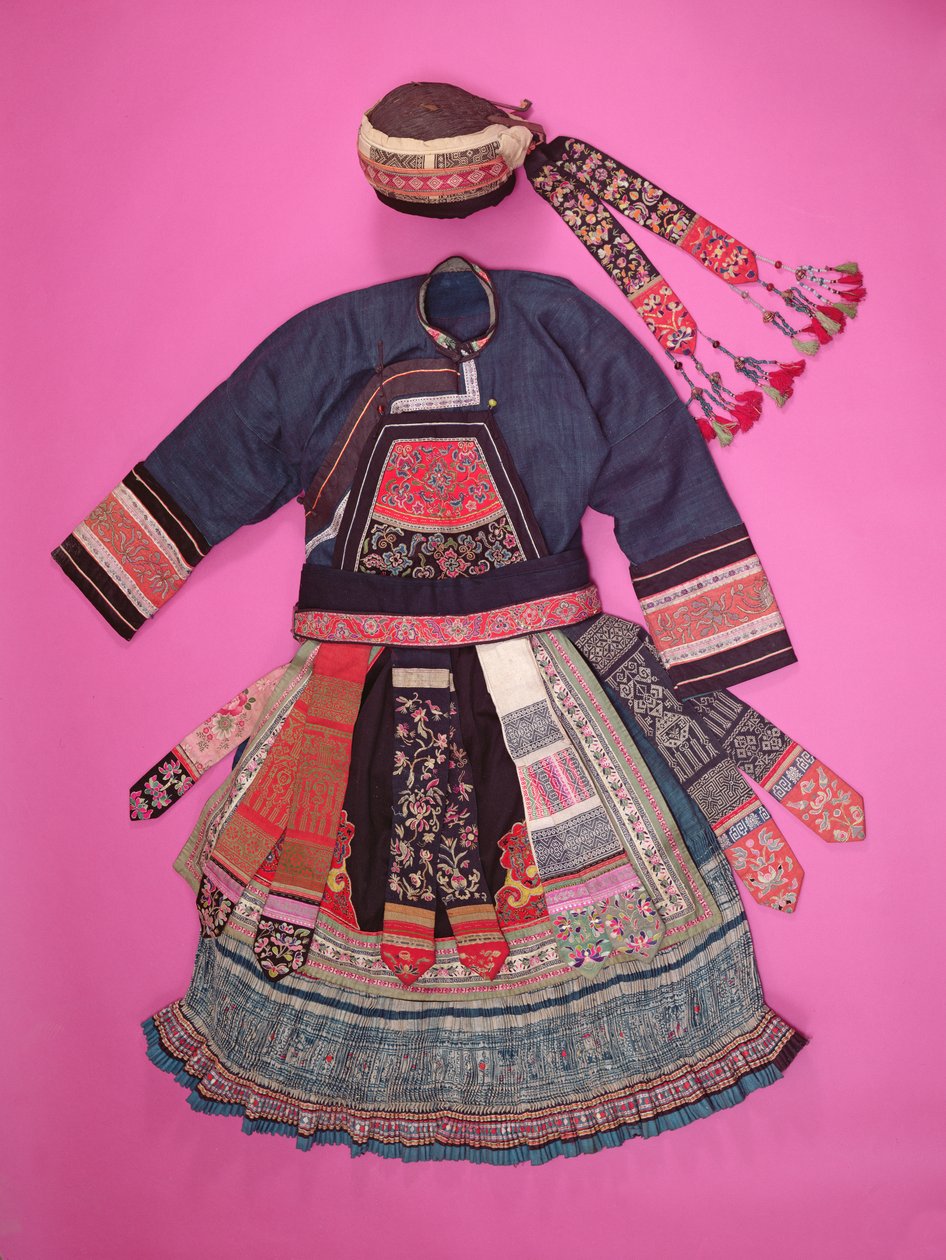 Vestido de mulher e chapéu de cestaria, Ch&39;uan Miao (têxtil) de Chinese School