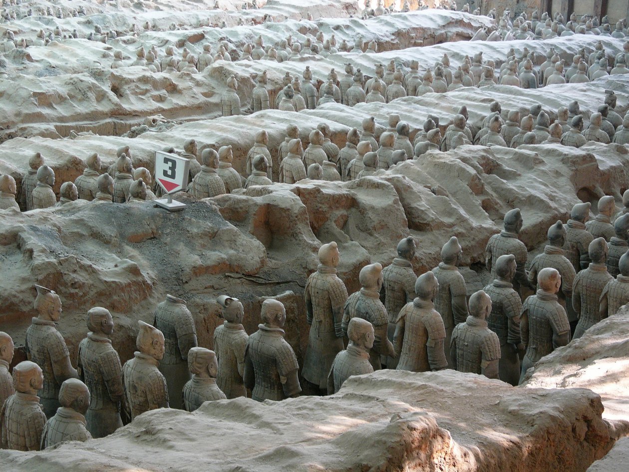 Museu Xian, fosso com guerreiros e cavalos de terracota do túmulo do imperador Shi Huangdi de Chinese School