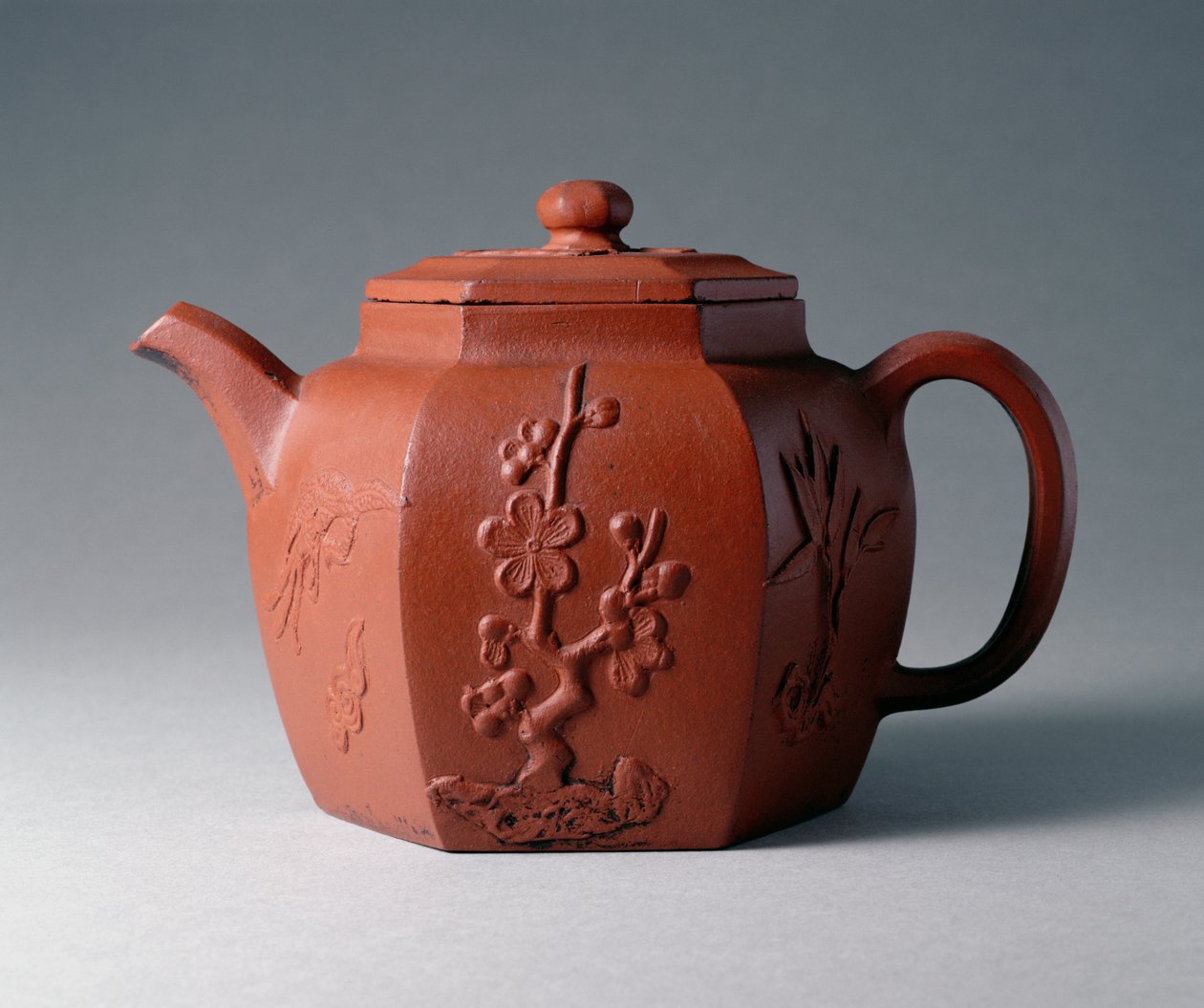 Yixing Hexagonal Teapot, chinês, final do século XVII (grés) de Chinese School