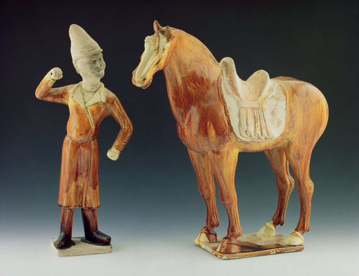 Figura do noivo usando um casaco e um chapéu pontudo com um cavalo selado, Dinastia Tang 618-906 (cerâmica e barro) de Chinese School Chinese School