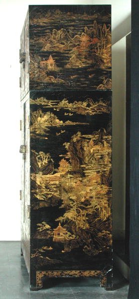 Armário Imperial, Dinastia Qing, Período Kangxi (1662-1722) (verniz de ouro) de Chinese School Chinese School