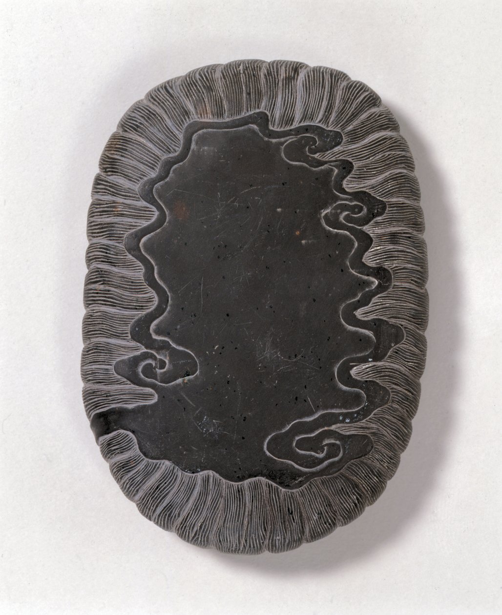 Tinta esculpida com padrões de ondas, provavelmente a dinastia Ming (pedra tuan cinza) (parte de baixo) (ver 142695) de Chinese School Chinese School