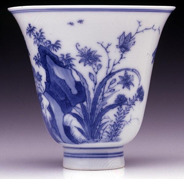 Copo de copo semi-casca de ovo, marca Kangxi e período 1662-1722 (porcelana com subvidrado azul) (ver 142559 e lado inferior 142558) de Chinese School Chinese School
