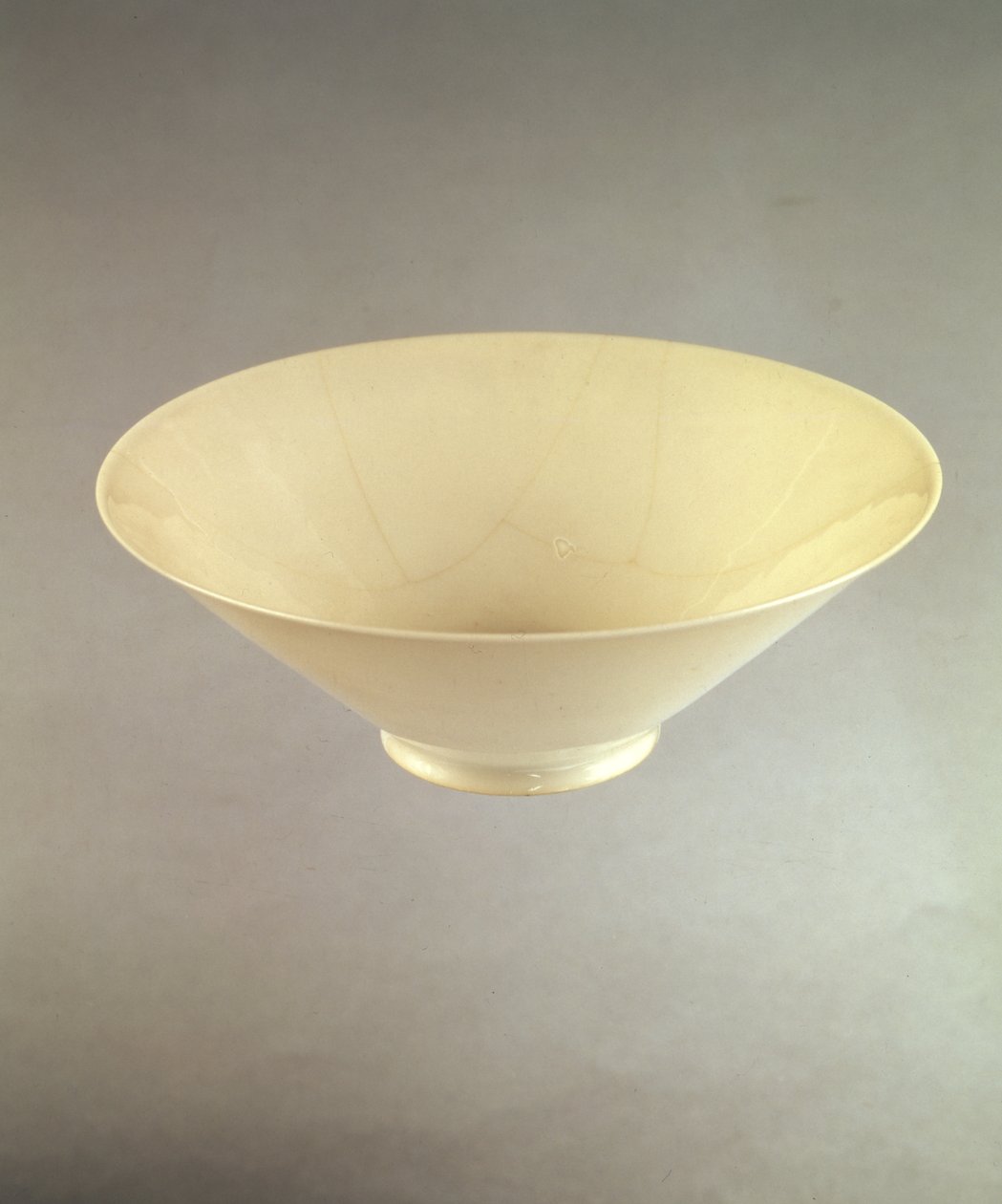 Yung lo taça de vinho dos fornos de Ching-te-Chen, c.1403-25 (porcelana) de Chinese School Chinese School