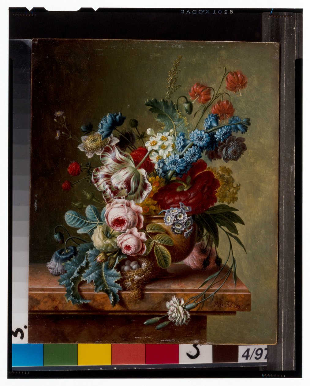 Um vaso de flores num parapeito de mármore e um cesto de flores com um pintassilgo de Christiaan van Pol