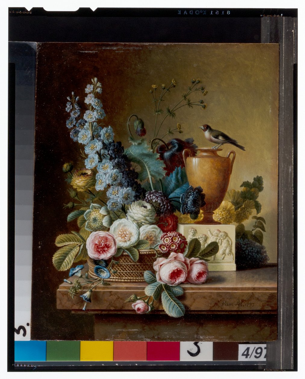 Um vaso de flores num parapeito de mármore e um cesto de flores com um pintassilgo de Christiaan van Pol