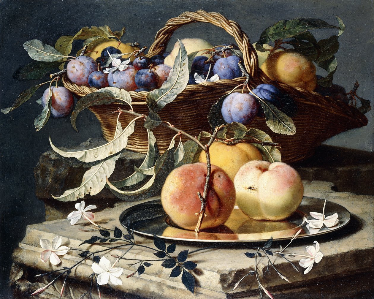 Pêssegos e ameixas em uma cesta de vime, pêssegos em um prato de prata e narcisos em rodapés de pedra, de Christian Berentz