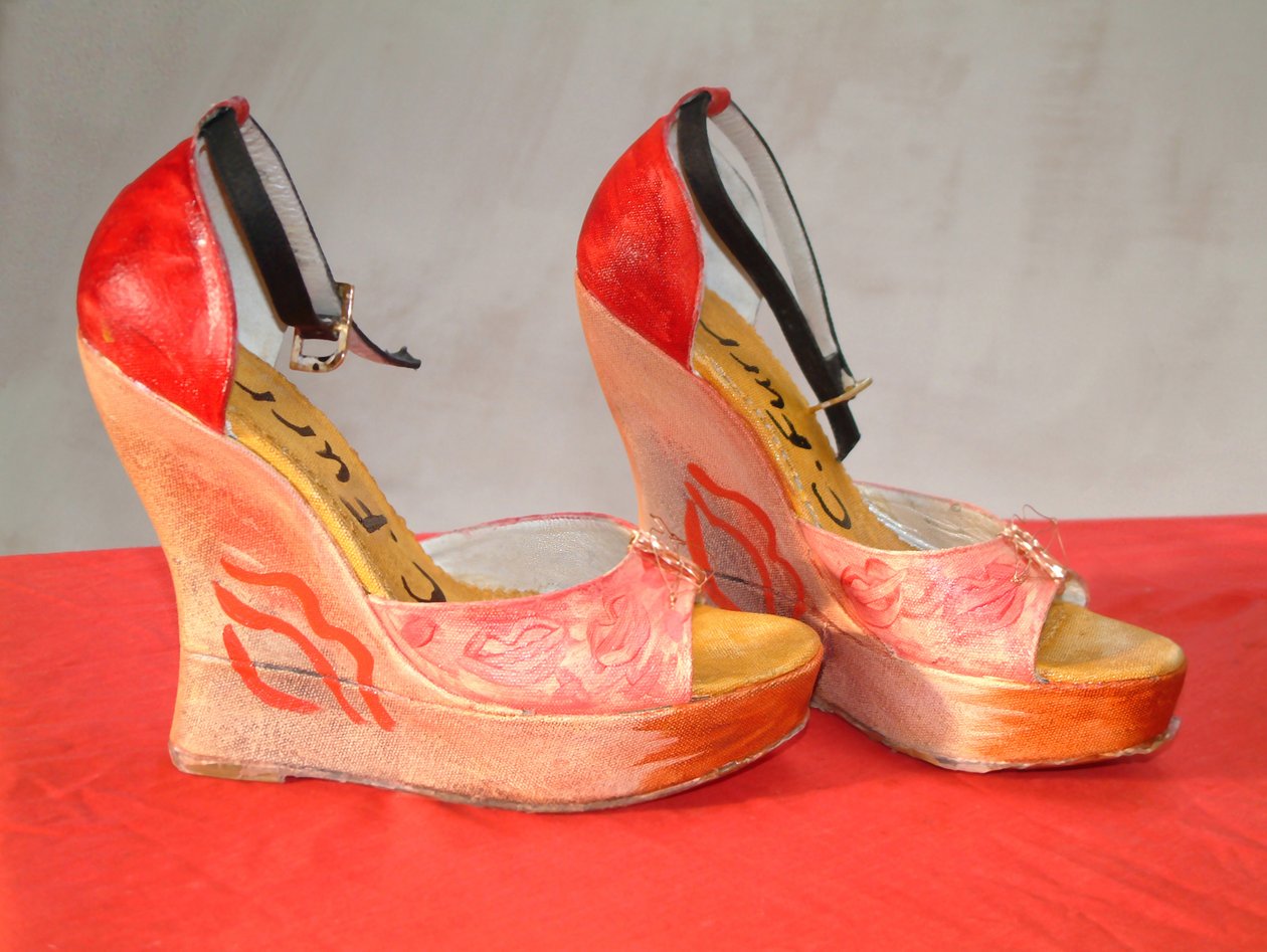 Baisse, Moi, Sapatos de salto alto Dehavilland pintados, 2006 (escultura) de Christian Furr