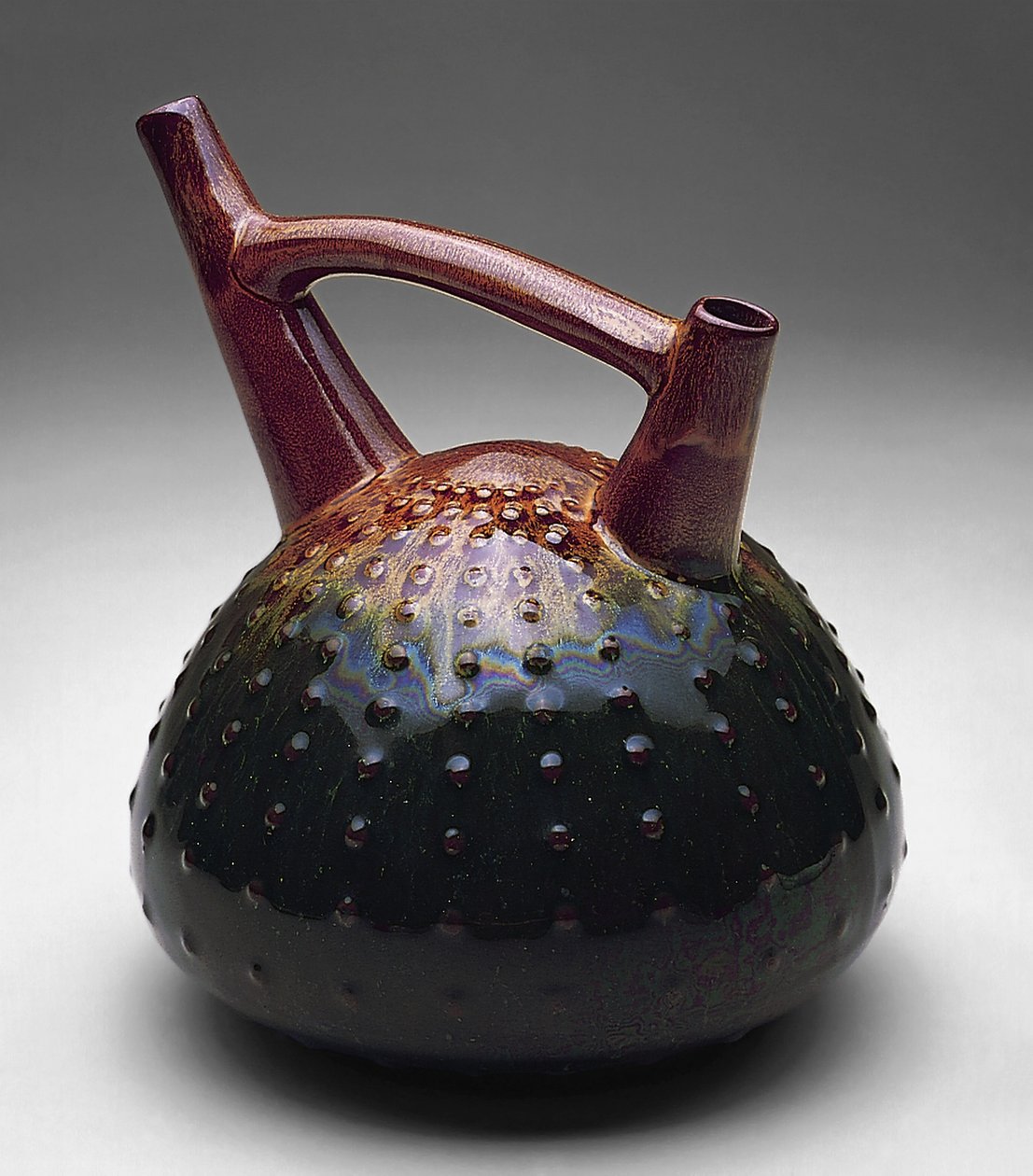 Recipiente de jorro duplo com ouriço do mar, c.1879-1882 (cerâmica) de Christopher Dresser