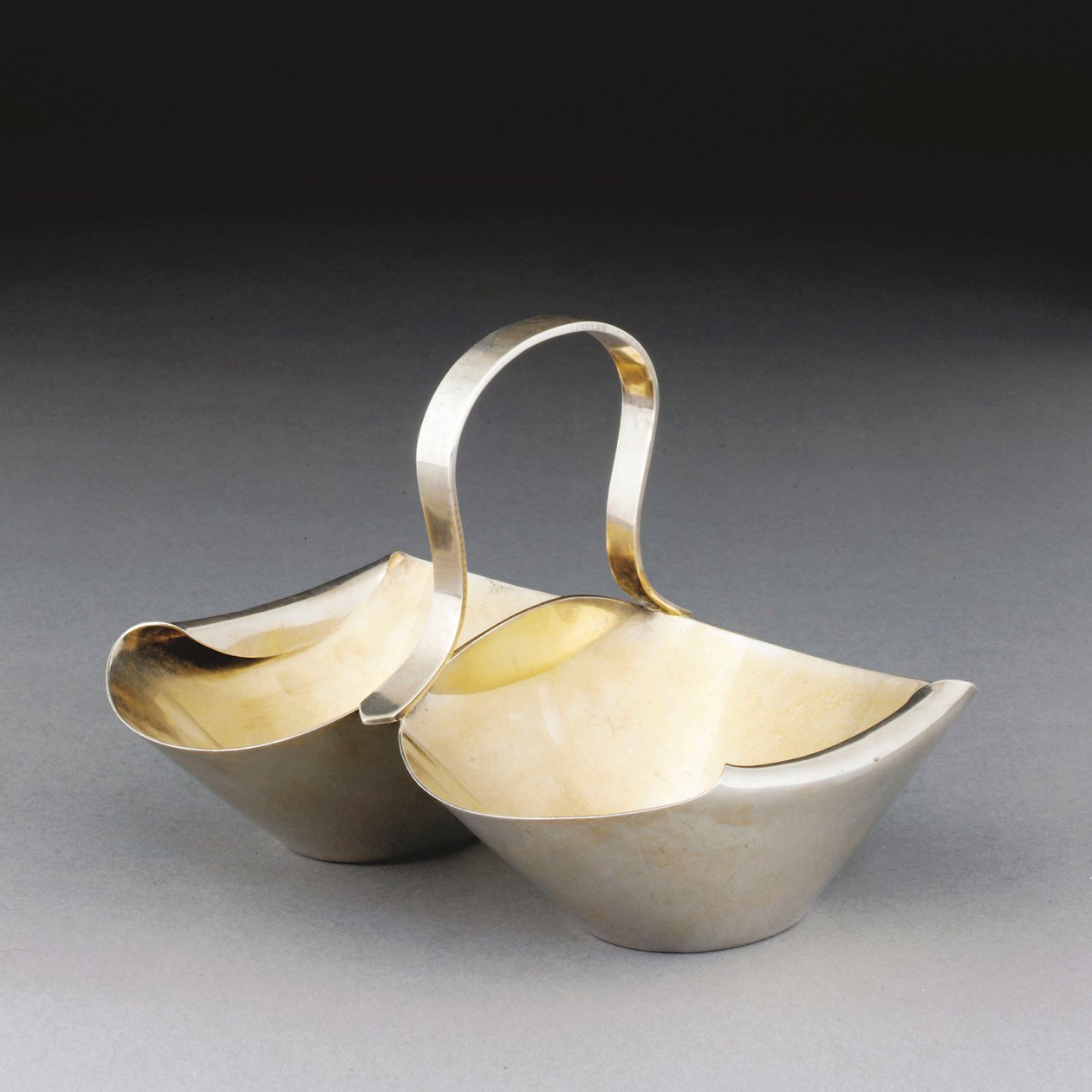 Uma cesta de metal branco de Christopher Dresser