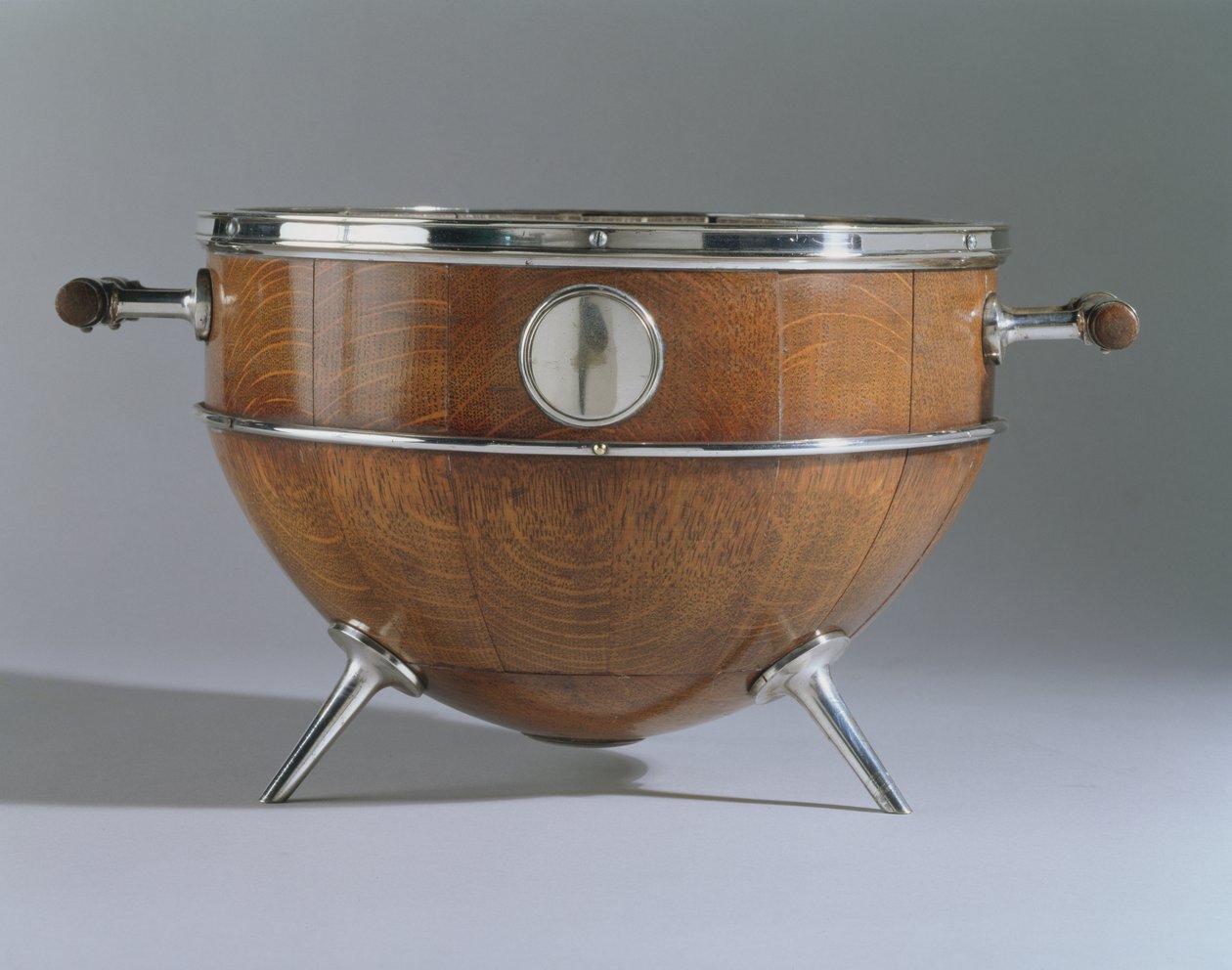 Bowl, 1880 (carvalho esquartejado, prata galvanizada e vidro) de Christopher Dresser