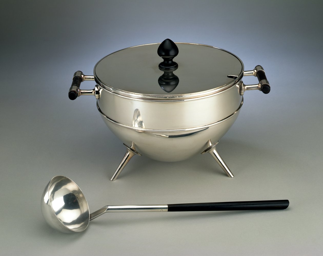 Sopeira e concha, fabricadas pela Hukin & Heath, 1880 (galvanoplastia e madeira ebonizada) de Christopher Dresser