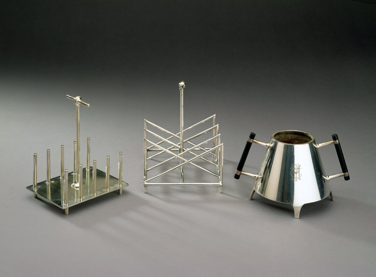 Rack de torradas com suportes verticais, fabricado por Hukin & Heath, 1878 (ver 46533 para detalhes); estante de brinde de secção triangular, fabricado por Elkington & Co., c.1875-88; açucareiro com madeira ebonised h de Christopher Dresser