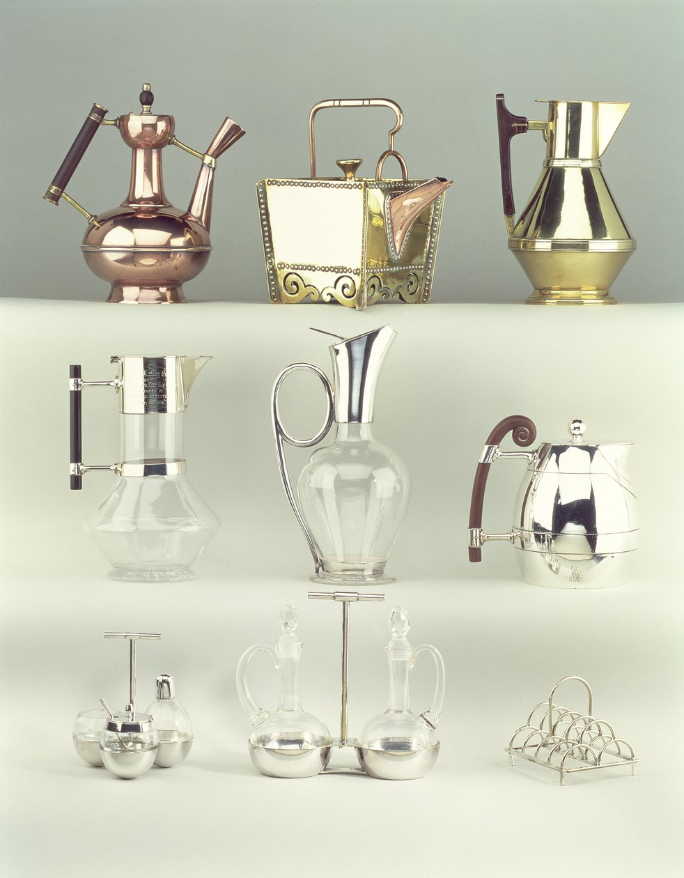 Topo, LR: Cafeteira Oriental, Benham & Froud, c.1888 (latão, cobre e madeira); Bule quadrado rebitado japonês, Benham & Froud, c.1888 (cobre e bronze); Claret jarro, Richard Perry, filho & Co., c.1880 de Christopher Dresser