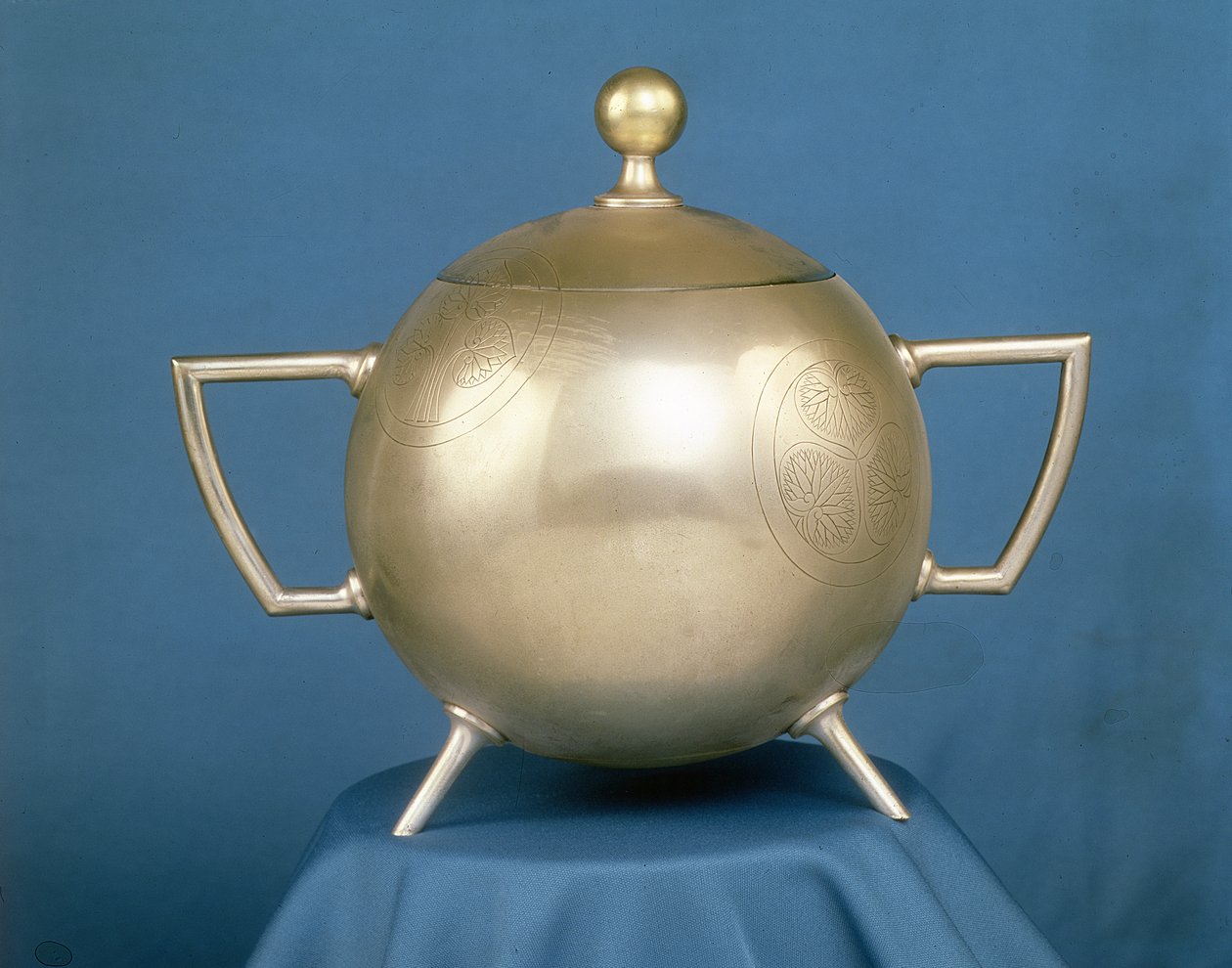 Tigela de duas mãos com tampa articulada (galvaniza) de Christopher Dresser
