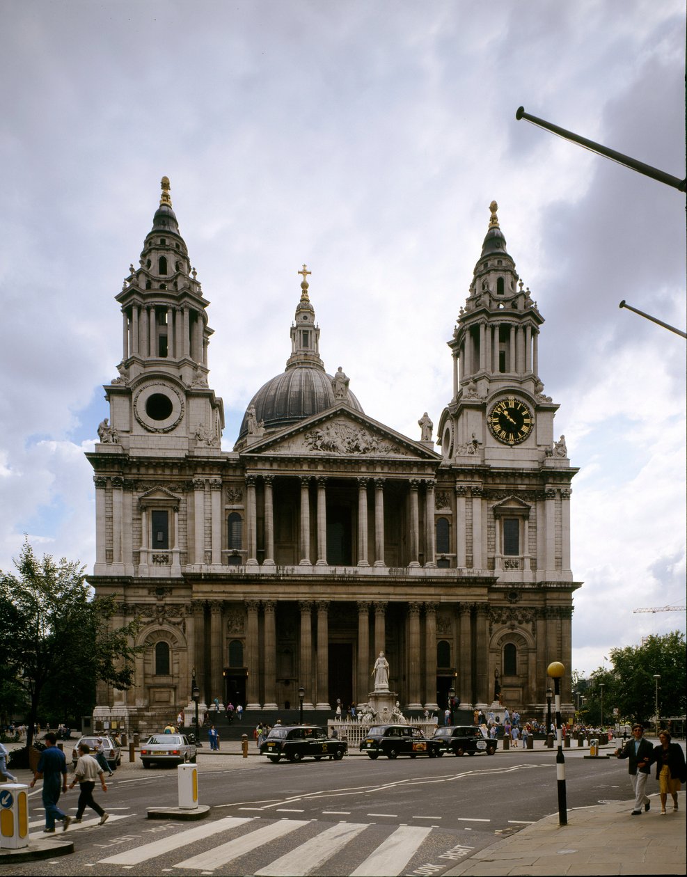 Vista da Catedral de São Paulo desenhada pelo arquitecto Christopher Wren (1632-1723) 1675-1710 Londres, Inglaterra de Christopher Wren