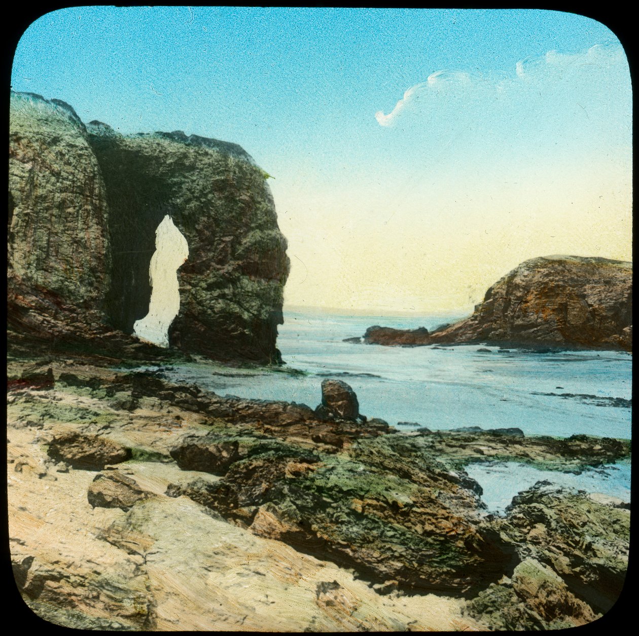 Arco de pedra em Perran Beach, Cornualha, final do século XIX ou início do século XX de Church Army Lantern Department