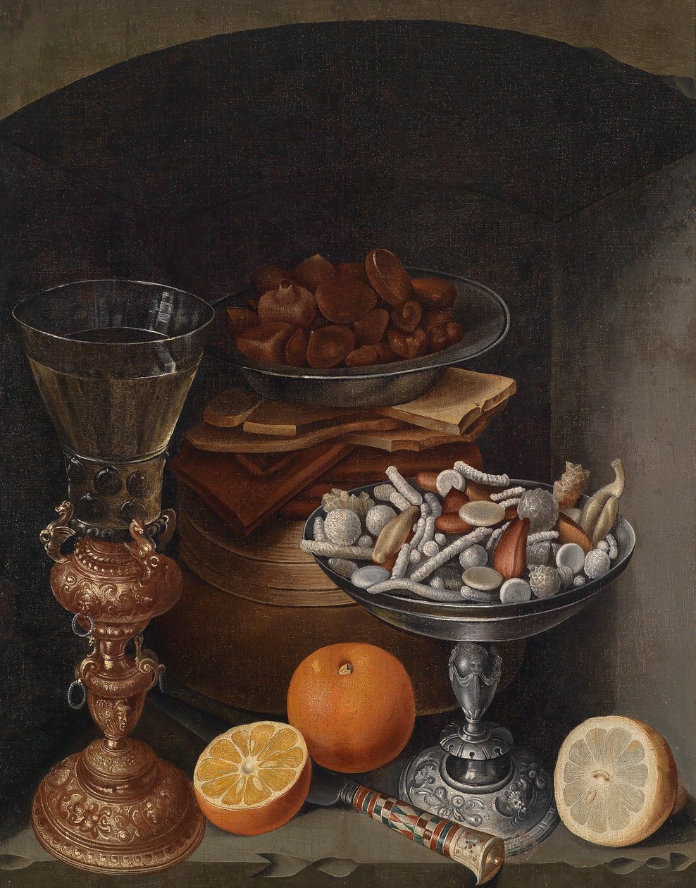 Ainda vida com um copo de vinho, laranjas, um prato com cogumelos e uma taça de prata com produtos de açúcar de Circle of Georg Flegel