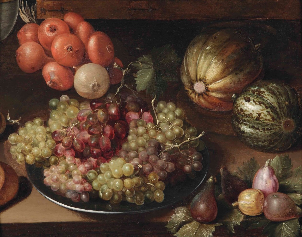 Uvas brancas e vermelhas num prato de estanho, um fio de cebolas, dois melões e figos, tudo numa mesa de madeira de Circle of Georg Flegel