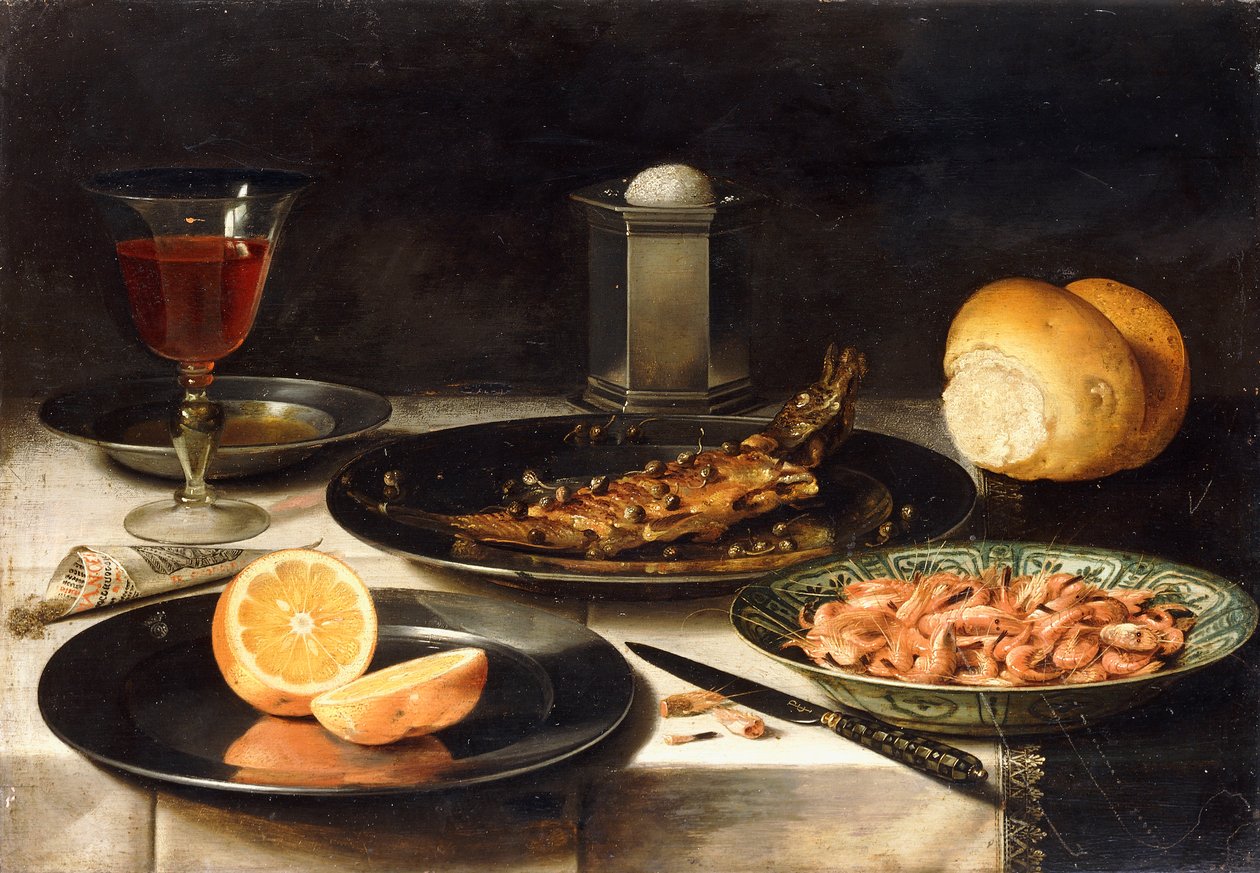 Um arenque com alcaparras e uma laranja fatiada em pratos e uma tigela de camarão em uma mesa, de Charlotte Evans