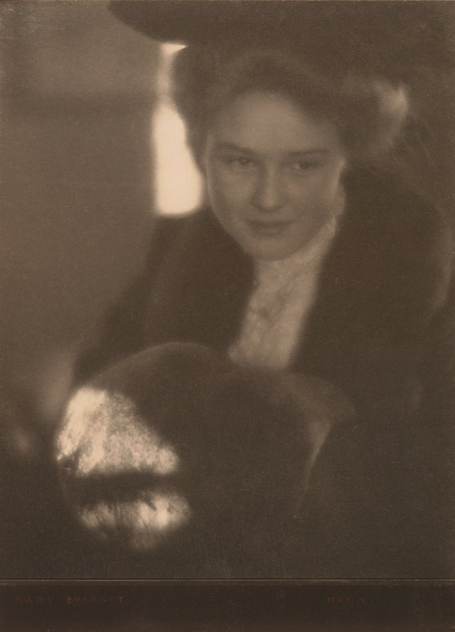 Garota com Muff, 1906. de Clarence H White