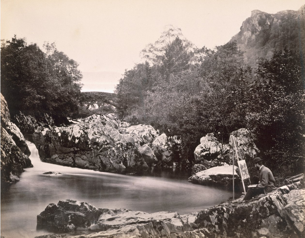 A Ponte Lledr, perto de Bettws-y-coed (impressão de albúmen de negativo colódio molhado) de Clarence Henry White