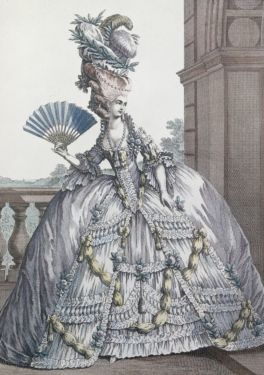 Mulher vestindo um vestido elegante com seu cabelo &39;A la Victoire&39;, gravado pela Voysand, 1778 de Claude Louis Desrais