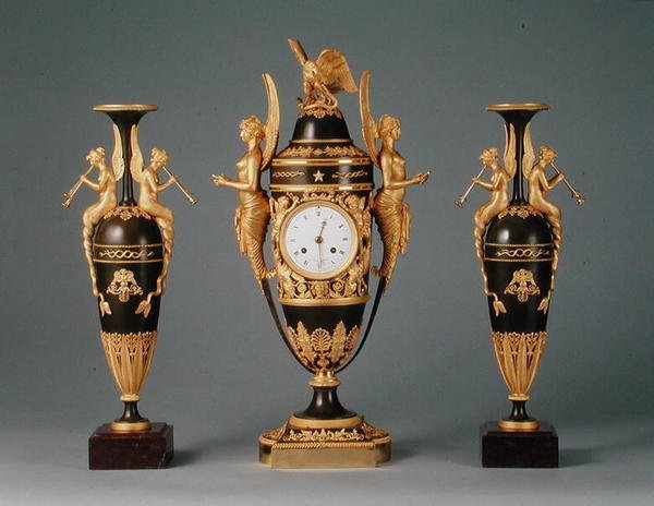 Um Relógio de Vaso Empire e um Par de Vasos Pingentes, c.1810 (bronze patinado e ormolu) de Claude (attr. to) Galle