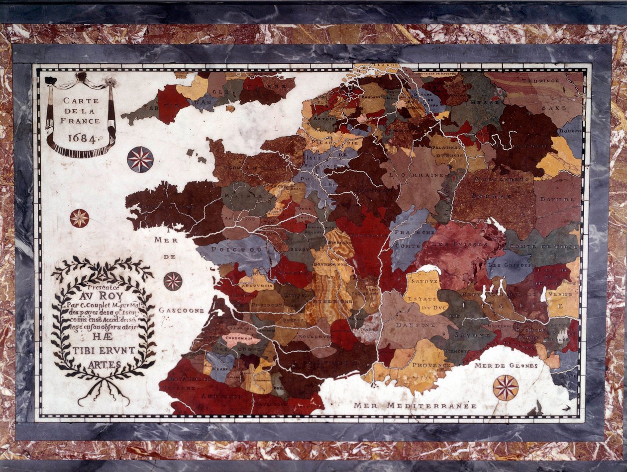 Mapa do século XVII da França com decoupage de diferentes regiões. Mesa ebene Napoleão III suportando um tampo de mosaico de pedras duras, mármore e albatro representando a França por volta de 1684, tampo da mesa fazendo parte do mobiliário de Maria Antoni de Claude Antoine Couplet