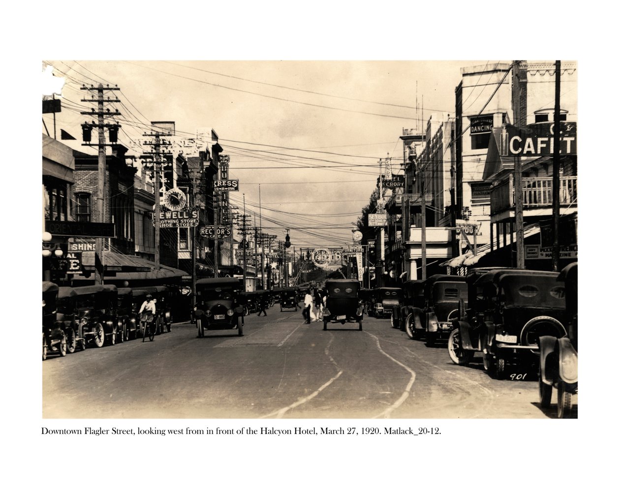 Flagler Street, olhando para o oeste de frente ao Hotel Halcyon, 27 de março de 1920 de Claude C. Matlack