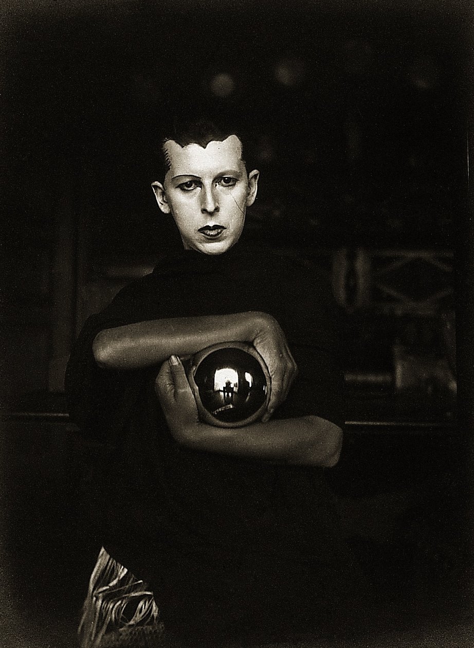 Autorretrato, c.1927 (impressão em gelatina e prata) de Claude Cahun