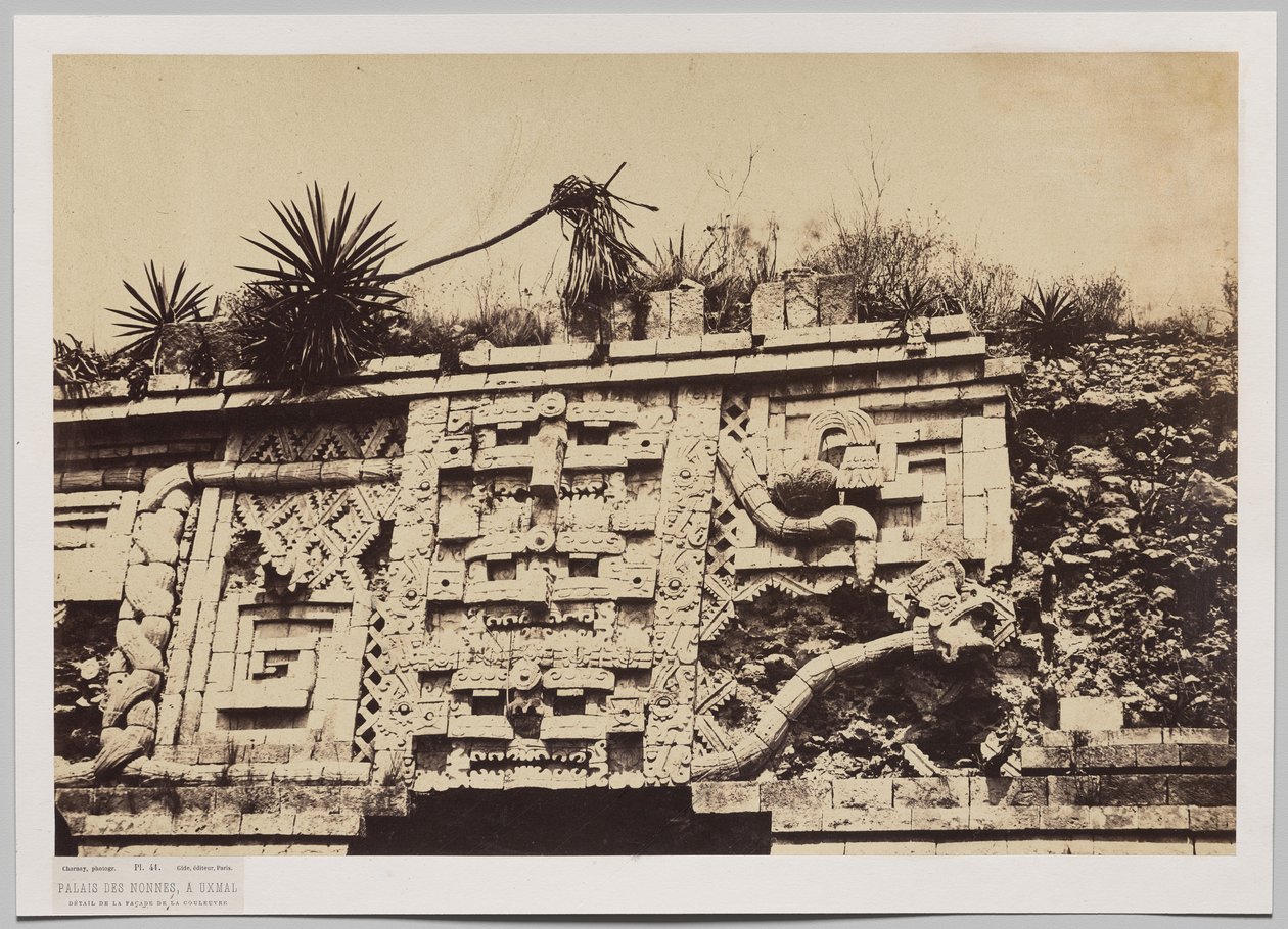 Palácio das Freiras em Uxmal (detalhe da fachada da serpente) de Claude Joseph Désiré Charnay