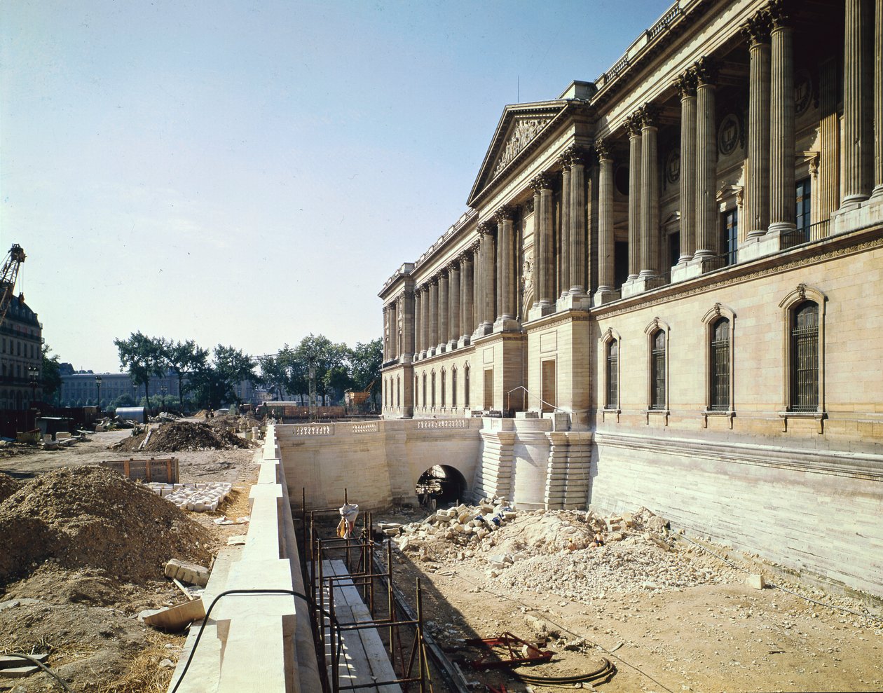 A colunata do Louvre fotografada durante a restauração, 8 de setembro de 1966 de Claude Perrault