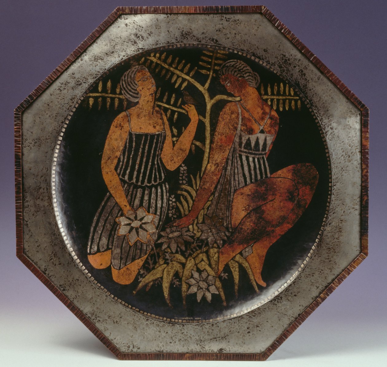 Placa octogonal em latão com duas figuras de raparigas e uma árvore de Claudius Linossier