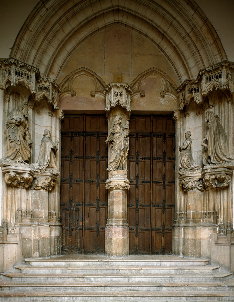 Vista do portal da Chartreuse de Champmol. É decorado com cinco esculturas feitas por Sluter Claus (cerca de 1350 por volta de 1405): a Virgem, o Duque e Duquesa de Borgonha, São João Batista e Santa Margarida. 1386-1401 Dijon (Gold Cote) de Claus Sluter