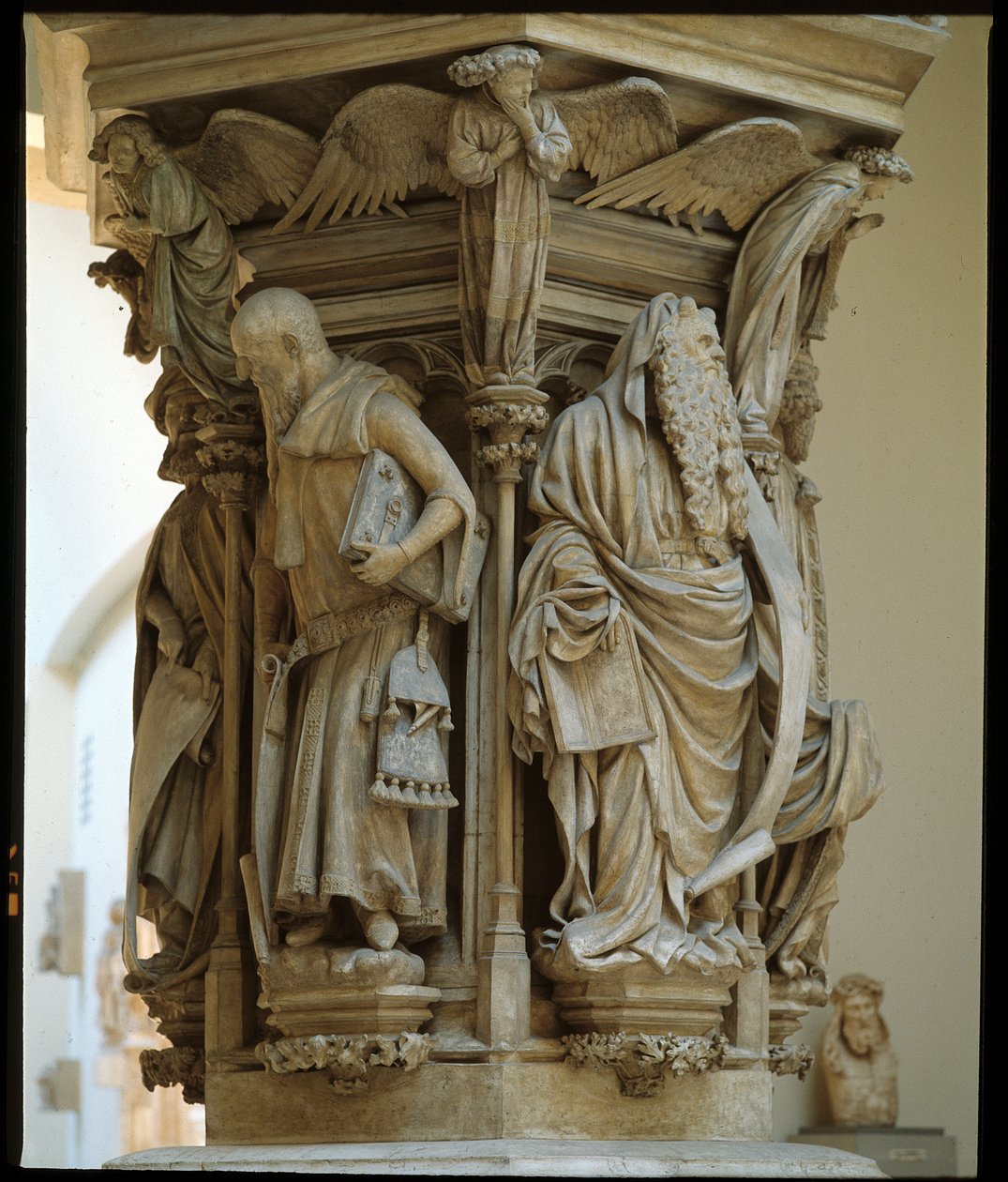 Poço de Moisés - escultura reconhecida como a obra-prima do artista holandês Claus Sluter (1340-1405/6) - Arte Gótica Flamenga: pedestal com as representações de Daniel, Zaccharie, Isaías (esquerda), Moses (direita), Jeremie e David por Claus Sluter (1350- de Claus Sluter