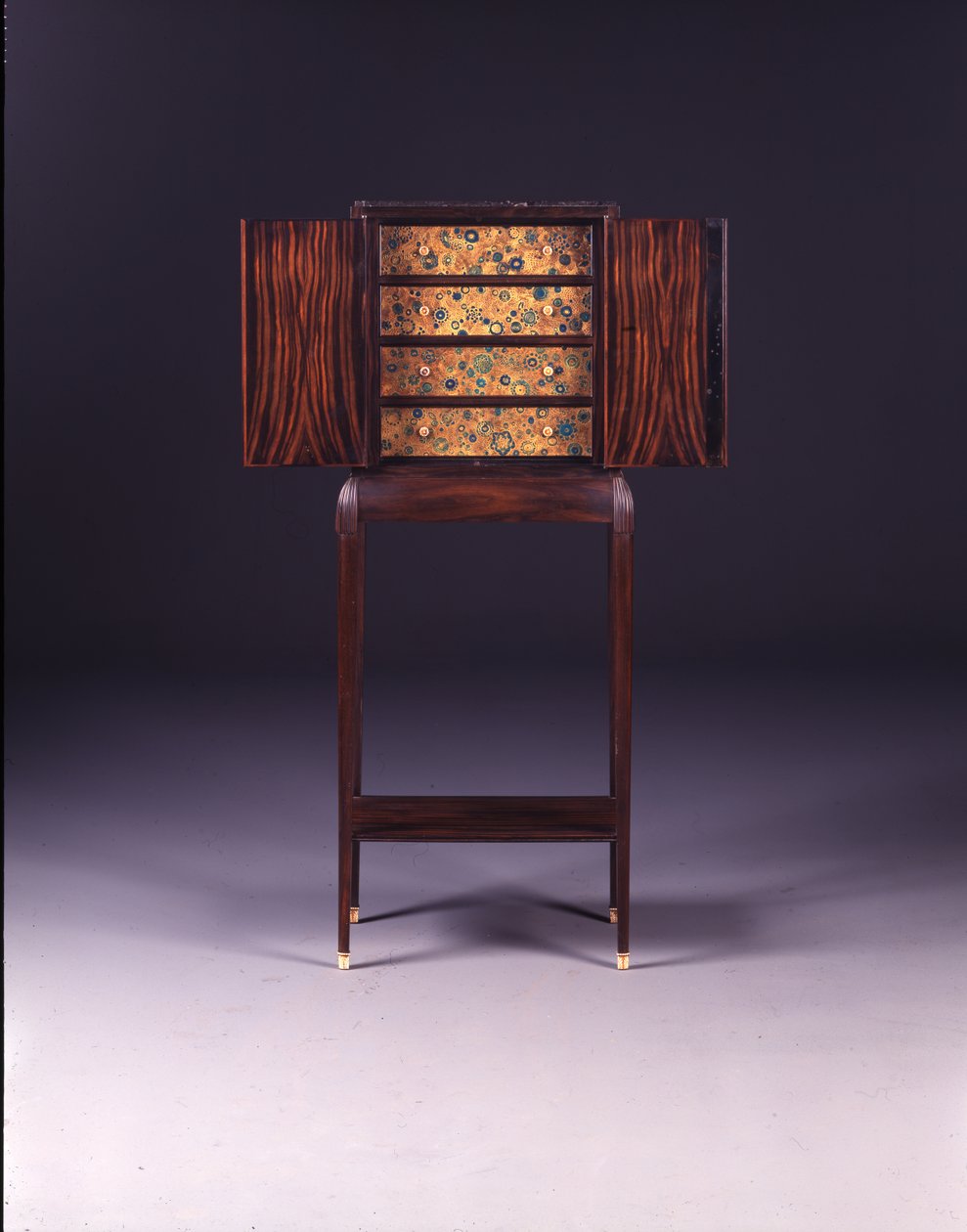 Armário de joias, c.1925 (ébano de macassar e couro trabalhado) (ver também 422637) de Clement Mere