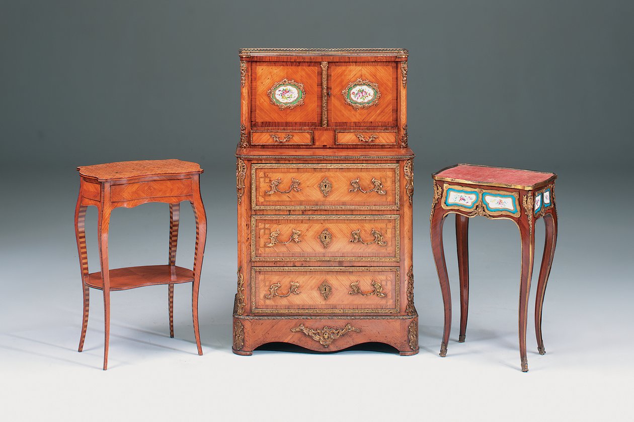 Mesa ocasional vitoriana (esquerda) (tulipwood, kingwood, marchetaria e parquete) de Collinson and Lock
