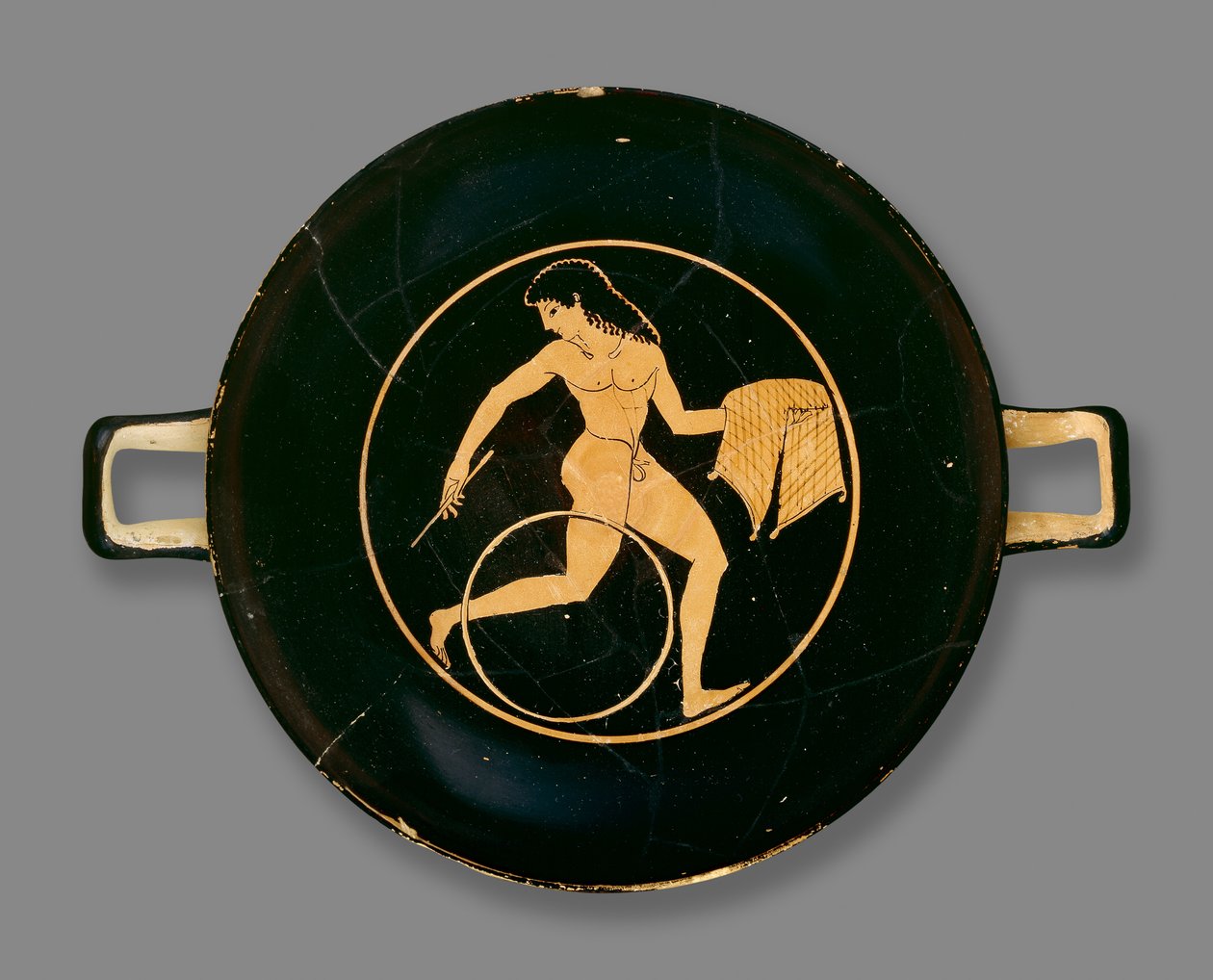 Copa ática de figuras vermelhas decorada com um menino carregando um prato de comida e rolando um aro, encontrado em Chiusi, Itália, c.500 aC (cerâmica) de Colmar Painter