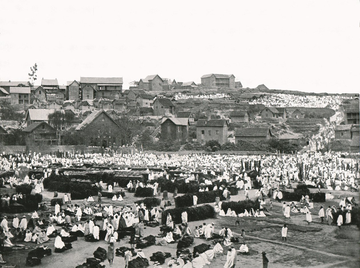 O Market Place, Antananarivo, Madagascar, 1895. de Colonel Stewart