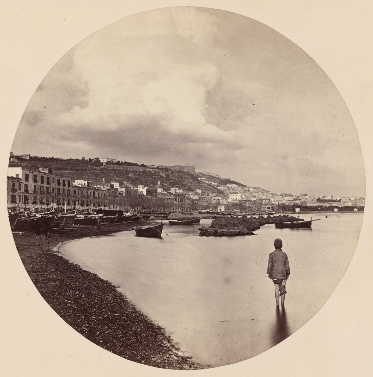 A Chiaia e Santo Elmo da Mergellina, Nápoles,c. 1863 (foto) de Colonel Stuart Wortley