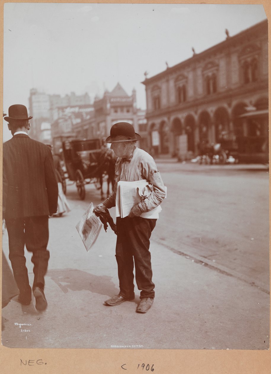 Um homem parado na calçada da Broadway entre a Rua 34 e a Rua 35, segurando o jornal The Evening Telegram de Company Byron