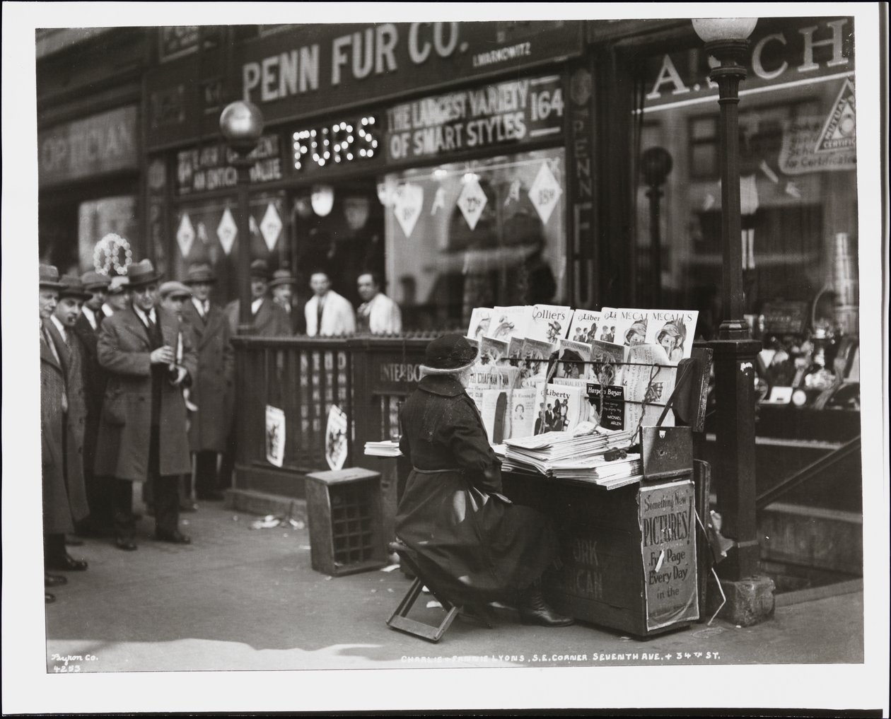 Comerciante de notícias cego, Fannie Lyons, no seu stand no canto sudeste da 7th Avenue & 34th Street de Company Byron