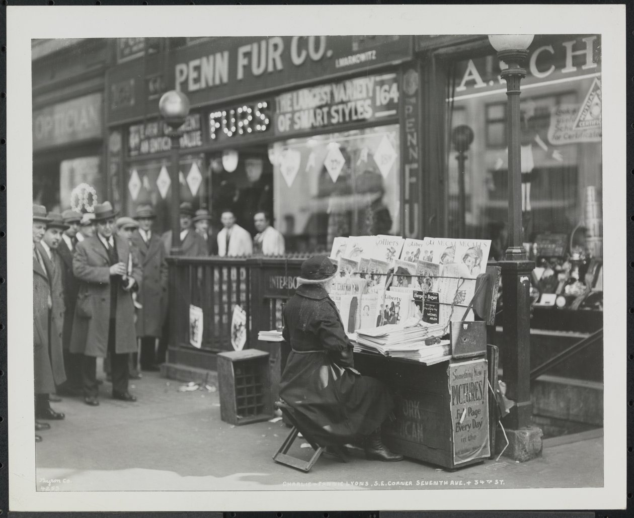 Comerciante de notícias cego, Fannie Lyons, no seu stand no canto sudeste da 7th Avenue & 34th Street de Company Byron