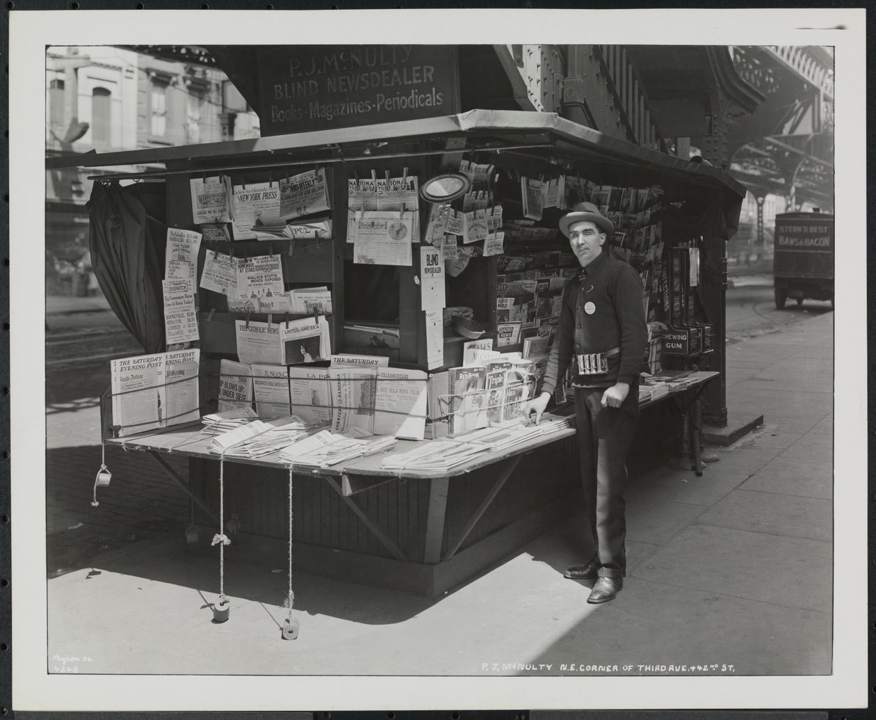 Comerciante de notícias cego, P.J. McNulty no seu stand no canto nordeste da 3rd Avenue & 42nd Street de Company Byron