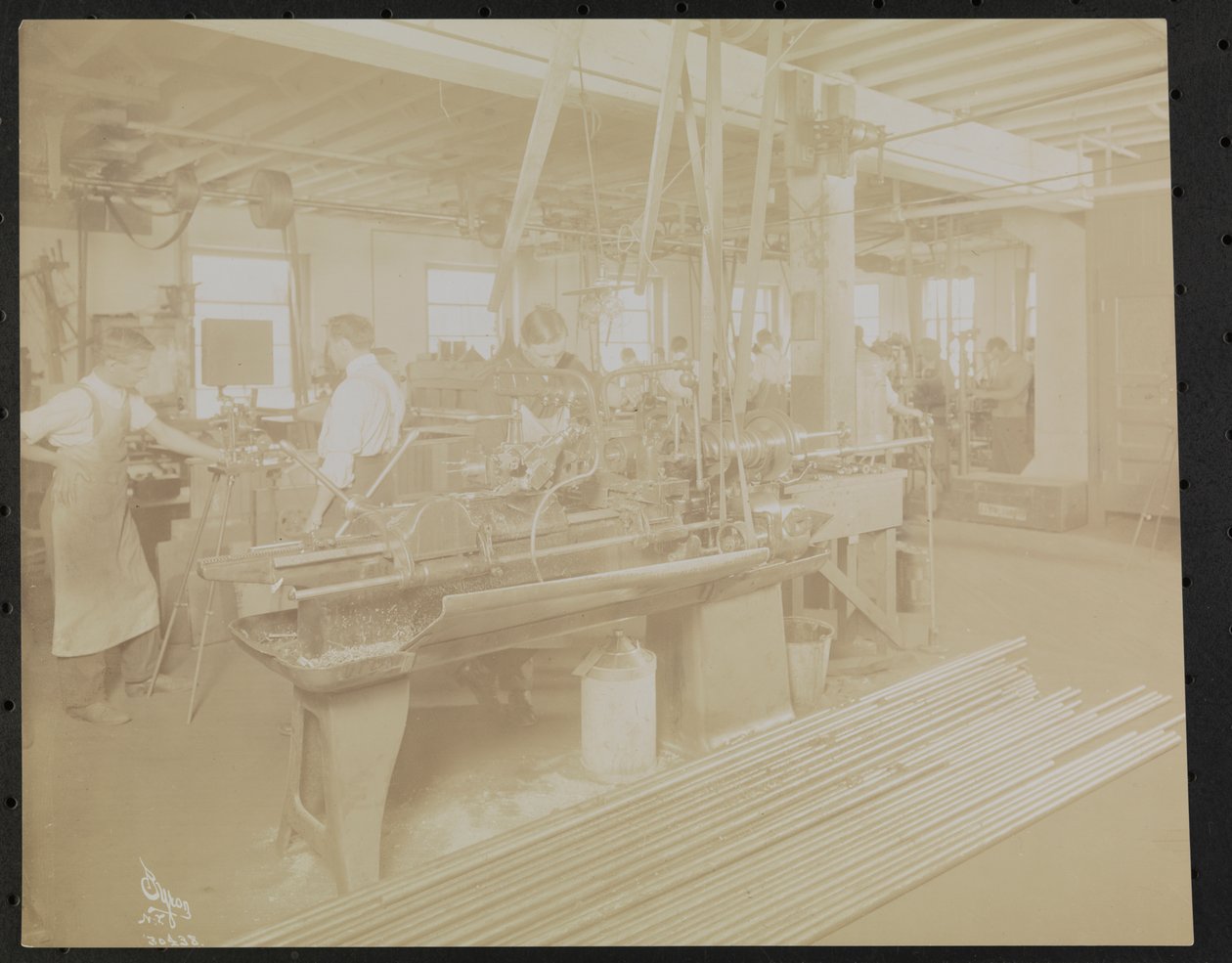 Laboratório de cinema Dressler & Co. com homens trabalhando de Company Byron