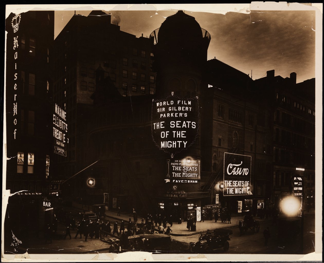 O Teatro do Casino à noite, multidões e carros, e trabalhadores de constução cavando na rua, Broadway e 39th St., New York, c.1915 (foto a p/b) de Company Byron
