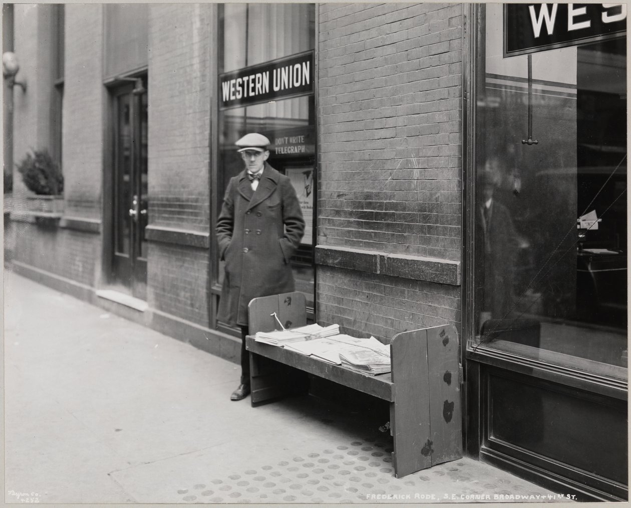O jornalista cego, Frederick Rode e o canto sudeste da Broadway & 41st St. A Western Union sign is visible in the window behind Mr. Rode de Company Byron