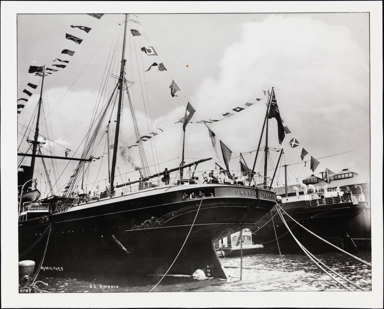A popa da S.S. "Umbria" na doca, c.1900 (foto a p/b) de Company Byron